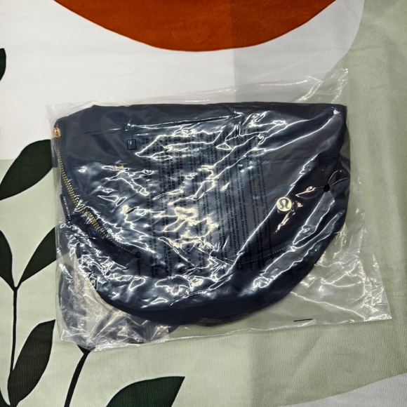 Lululemon All Night Festival Bag Micro 5L | Black Crossbody (BNWT) - Picture 4 of 4